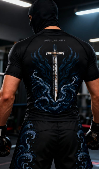 Conjunto SAVAGE negro y azul, vista posterior con espada en el rashguard y shorts a juego